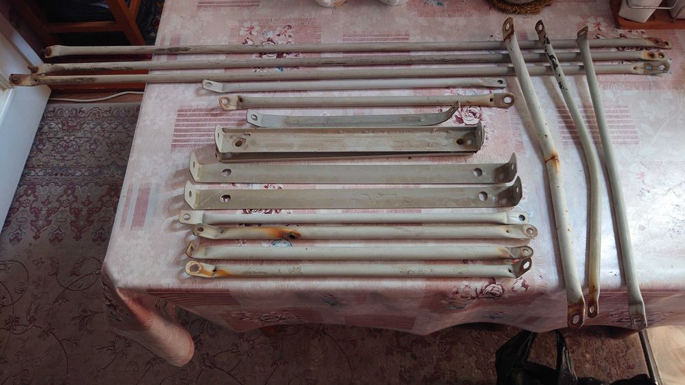 Металлические стойки разной длины для дом. хозяйства