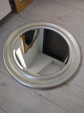 Oglinda rotunda cu rama argintie (diametru 70 cm)