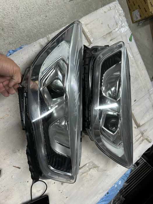 Faruri stânga dreapta ford kuga.2.facelift.