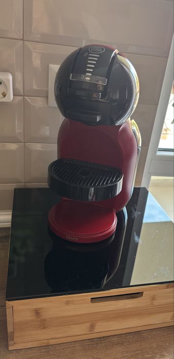 Кафе машина Dolce Gusto + шкаф за капсули