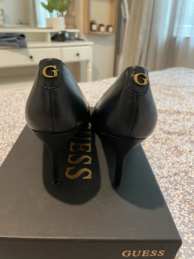 Обувки на ток Guess