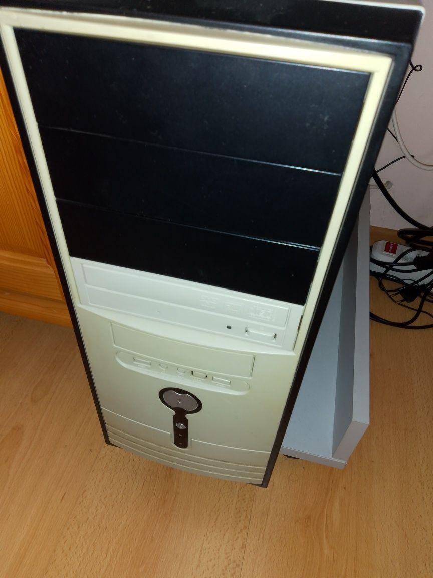 Настолен компютър сомо  с неработещ хард диск