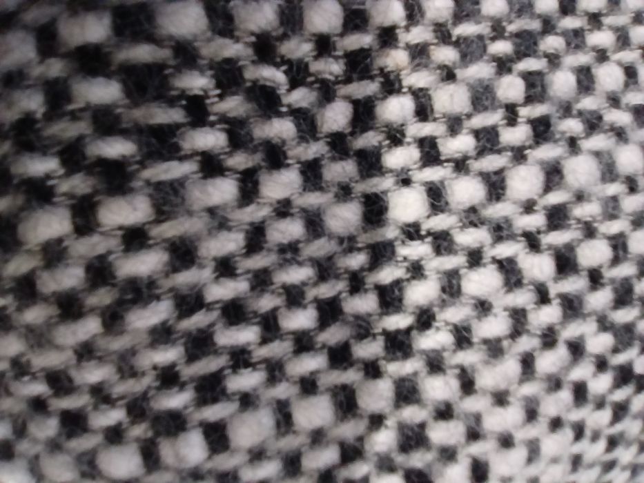 Două fuste din stofă pentru sezonul rece,40 de roni bucata.