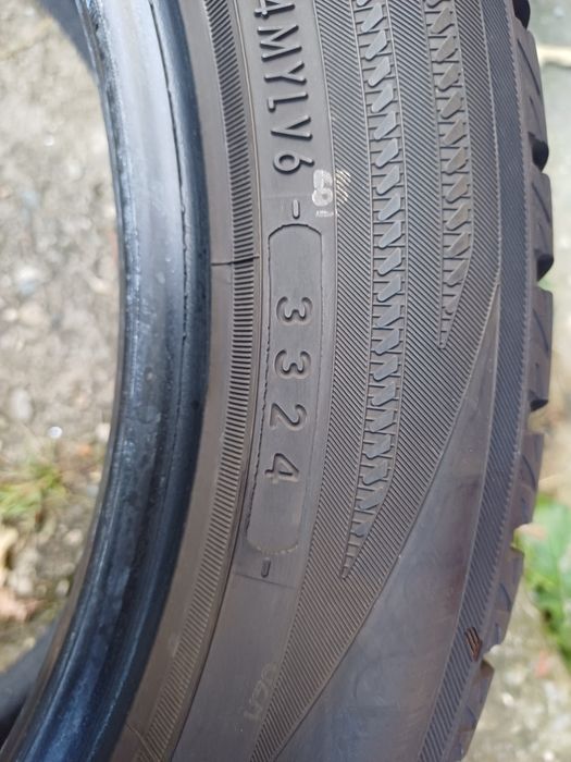 Vând 2 anvelope de iarna 215 50 r17 YOKOHAMA aproape noi din 2024