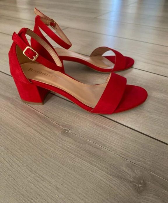 Sandale noi ,70 lei.