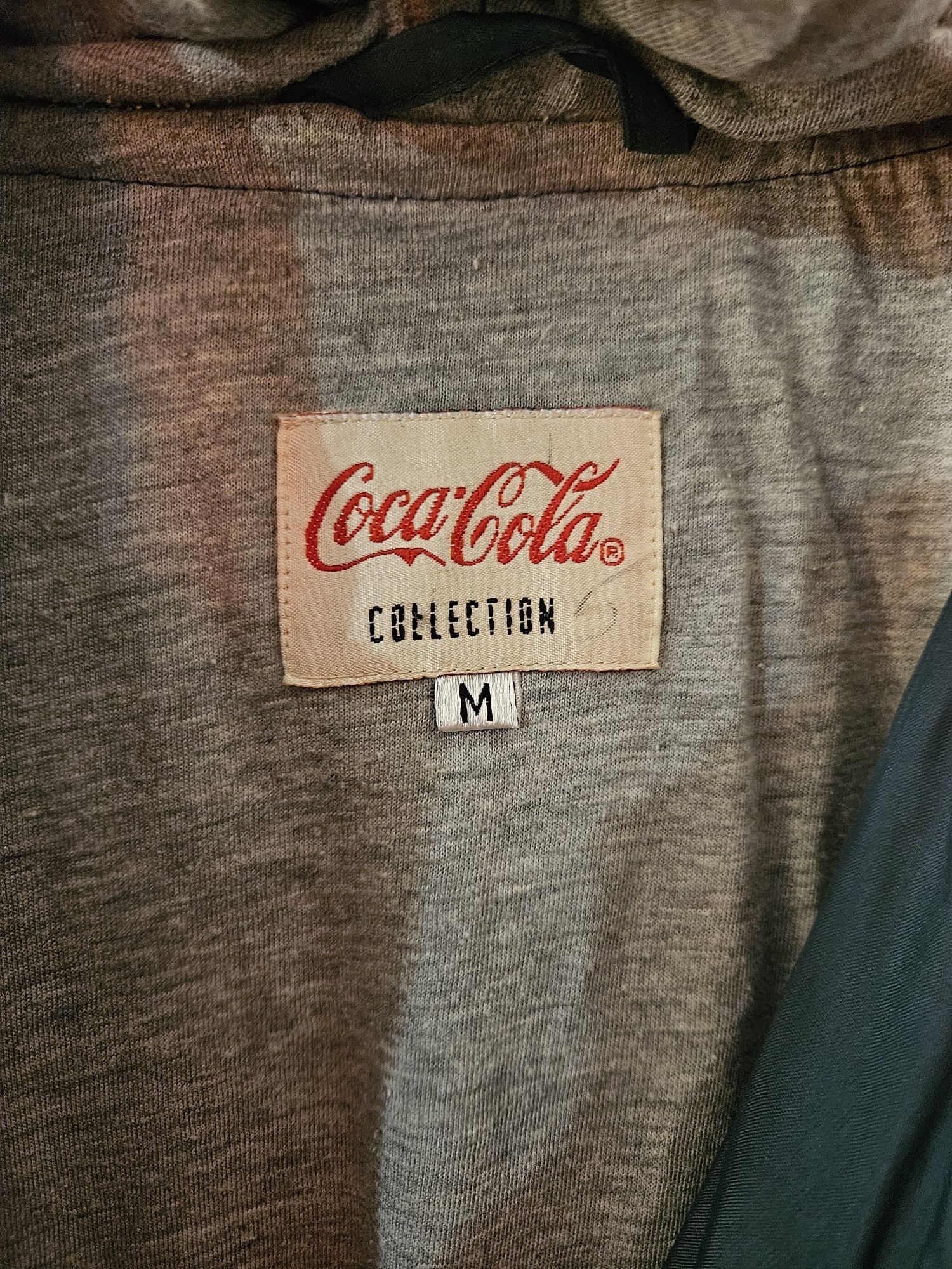 Geaca Coca Cola, nu Jordan, nu Nike, Adidas, Levi's, Gucci, Armani, To