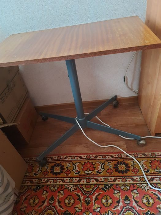 Продам столик под телевизор