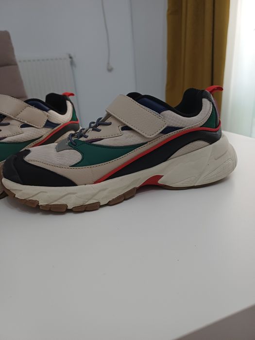 Vând pantofi sport, Zara!