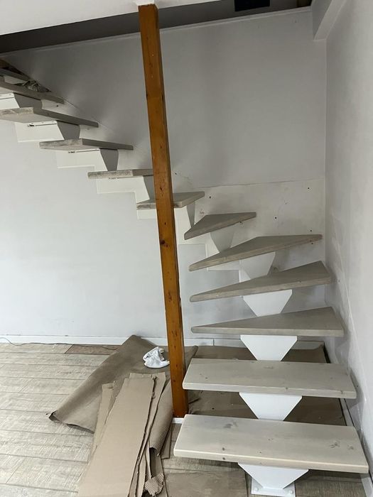 Scări metalice cu lemn masiv – design cu vang central, la comandă