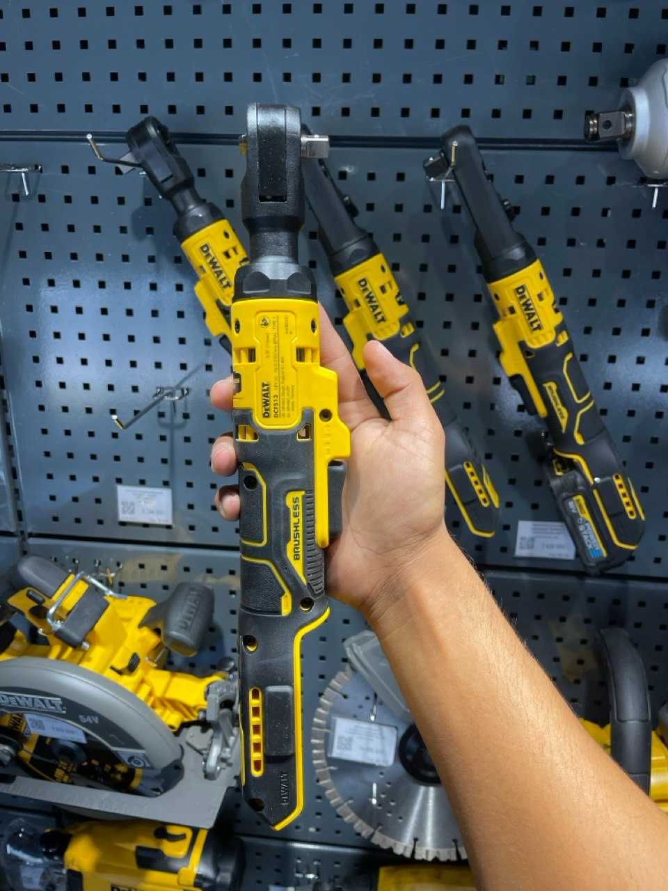 Аккумуляторный угловой гайковерт DeWALT DCF513N-XJ