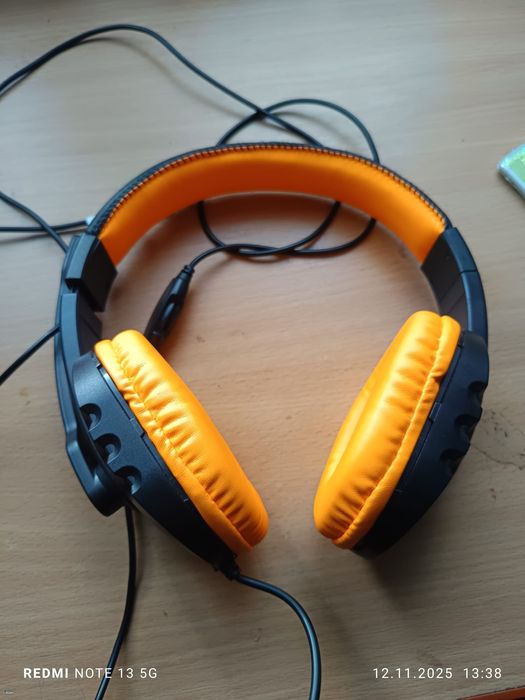 Căști cu fir și microfon