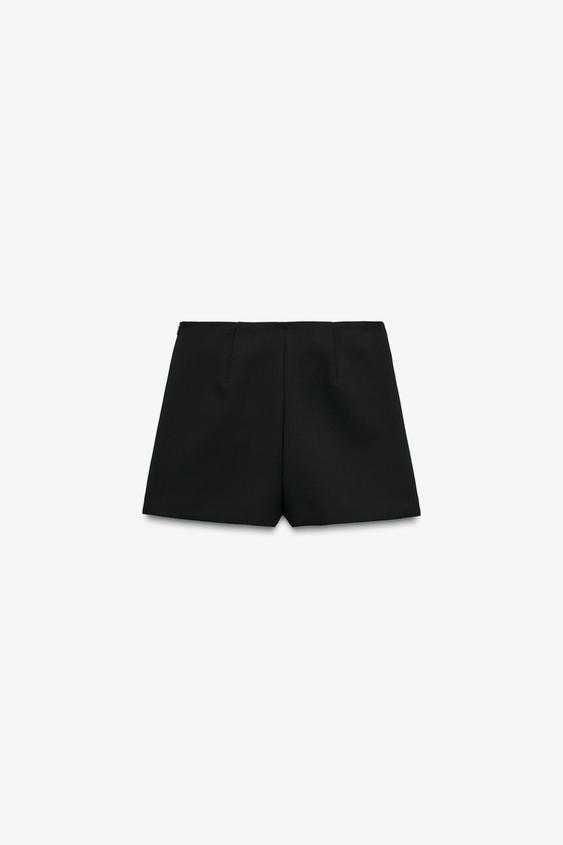 Zara – къс пола-панталон с висока талия и златисти копчета.