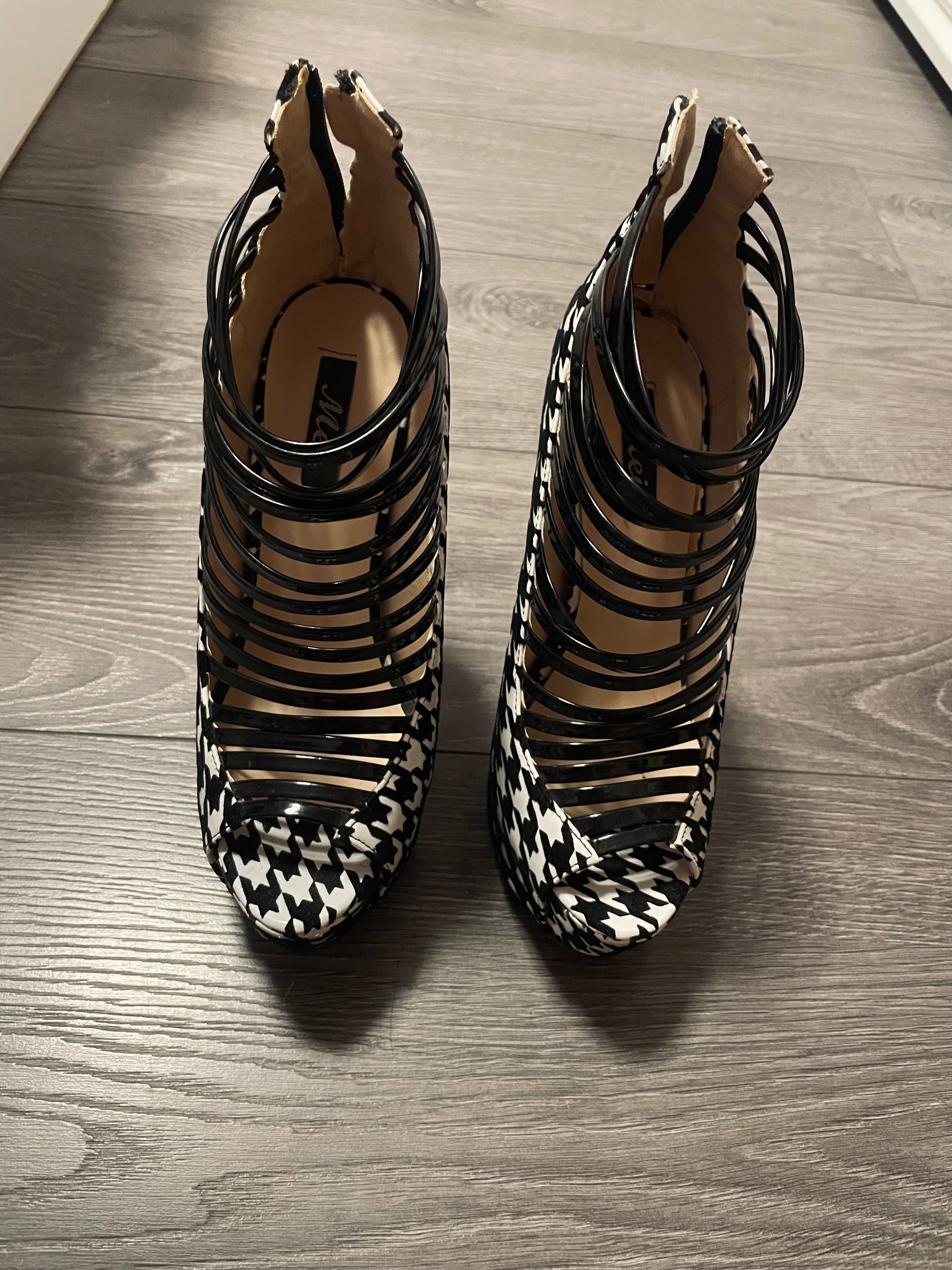 Дамски обувки с ток Christian Louboutin