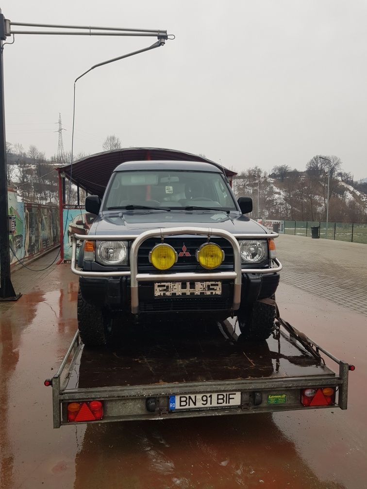 Dezmembrez mitsubishi pajero motor 2.5 cutie manuală