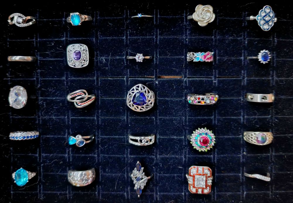 Нов, елегантен, дамски,сребърен комплект в подаръчна кутия.