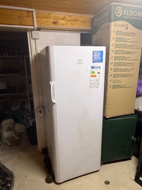 Продавам фризер с 2 шкафчета и 4 чекмеджета