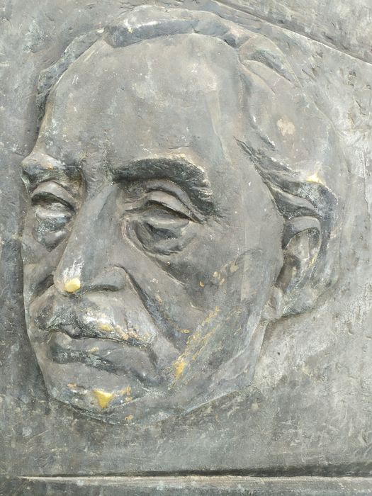 Голям бронзов барелеф/паметна плоча