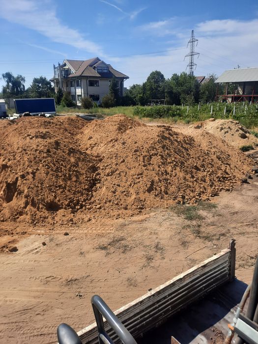 Miniexcavator cu picon pamant vegetal si nisipos