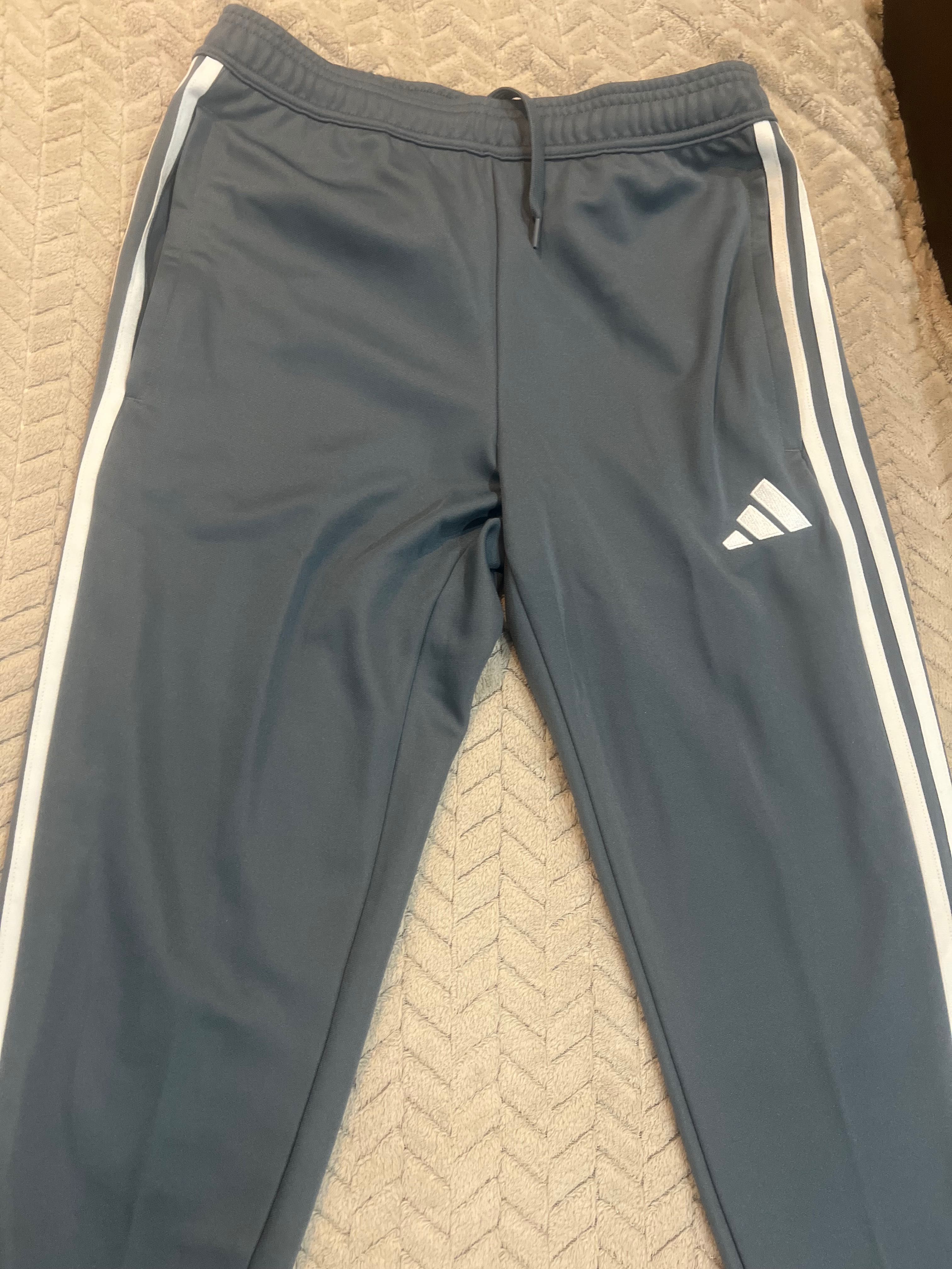 Чисто Нов екип на adidas , размер S