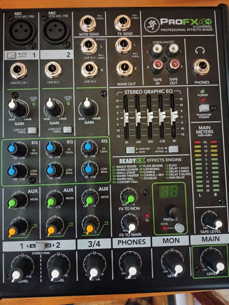 Продавам mixer mackie pro fx4