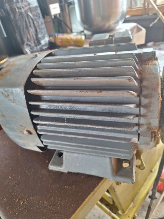 Motor electric 380 V / 220 V