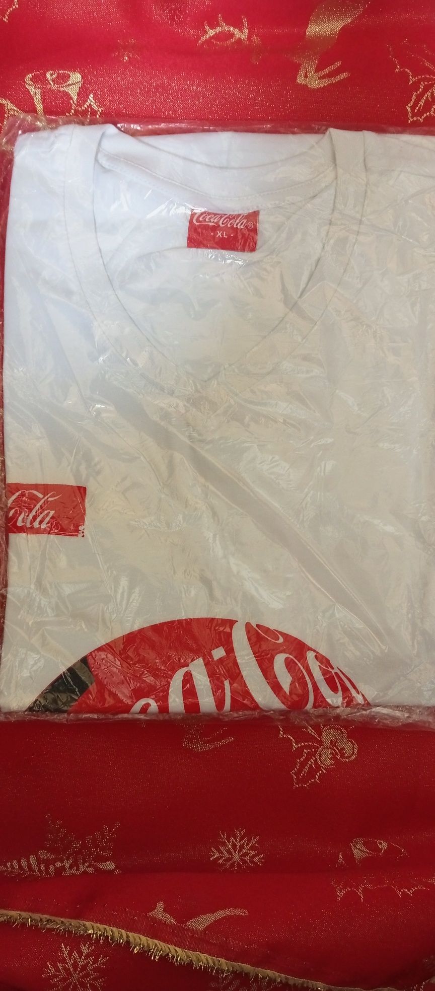 Продаются футболки с логотипом coca-cola.