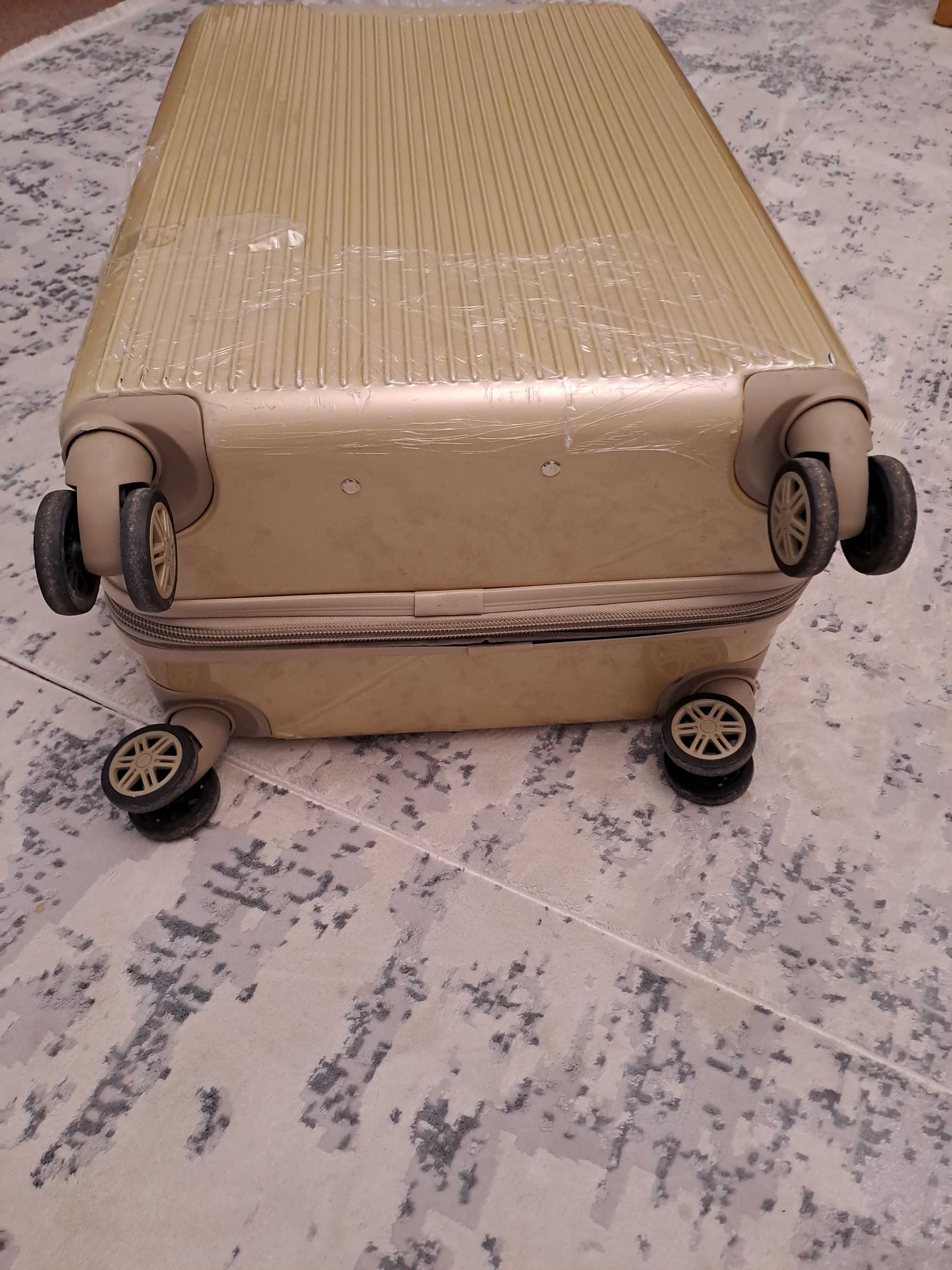 Продам чемодан в отличном состоянии