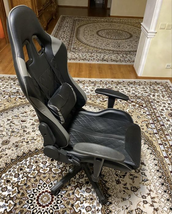 Компьютерное  игровое кресло в хорошем состоянии