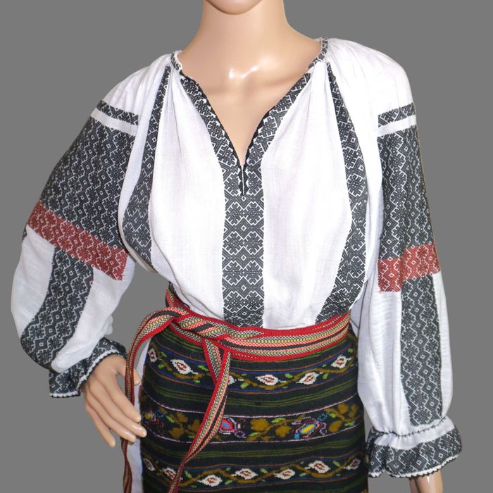 Costum popular vechi lucrat manual masura M-L , port popular Oltenia