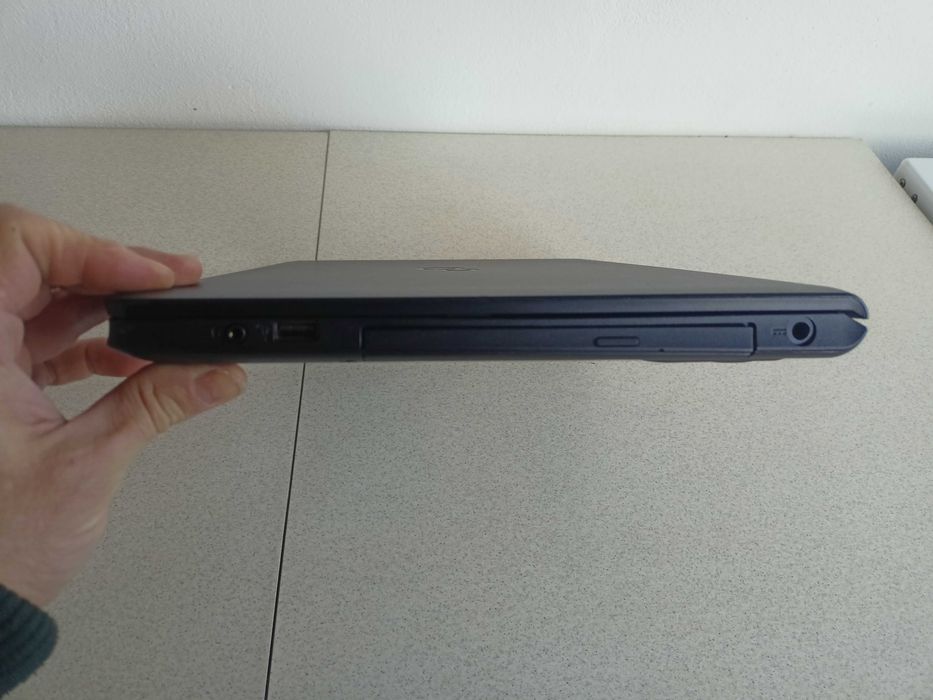 Laptop fujitsu A557 Display 15,6 FHD  I5-7200u ram 10 ddr4 SSD 256gb