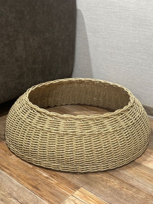 Корзина-юбка под елку из ротанга