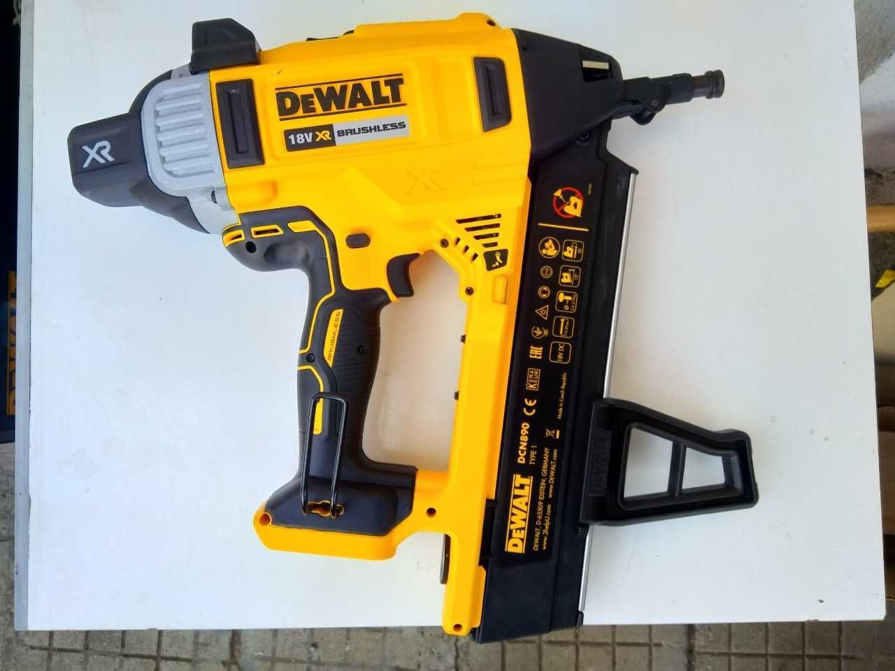 Акумулаторен такер за директен монтаж Dewalt DCN890