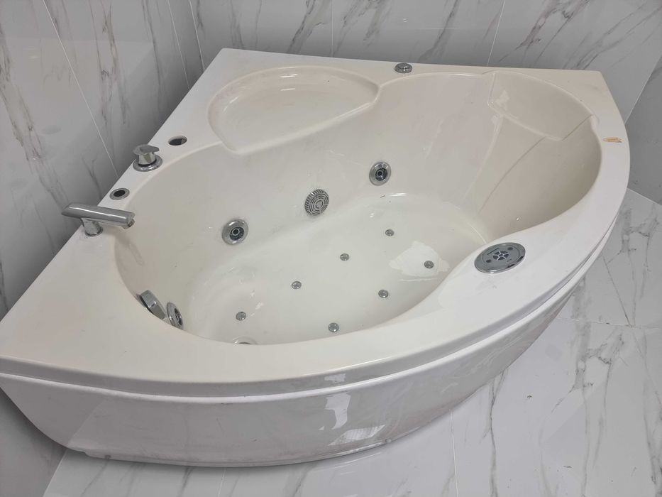 Ъглова вана джакузи 135х135 interceramic