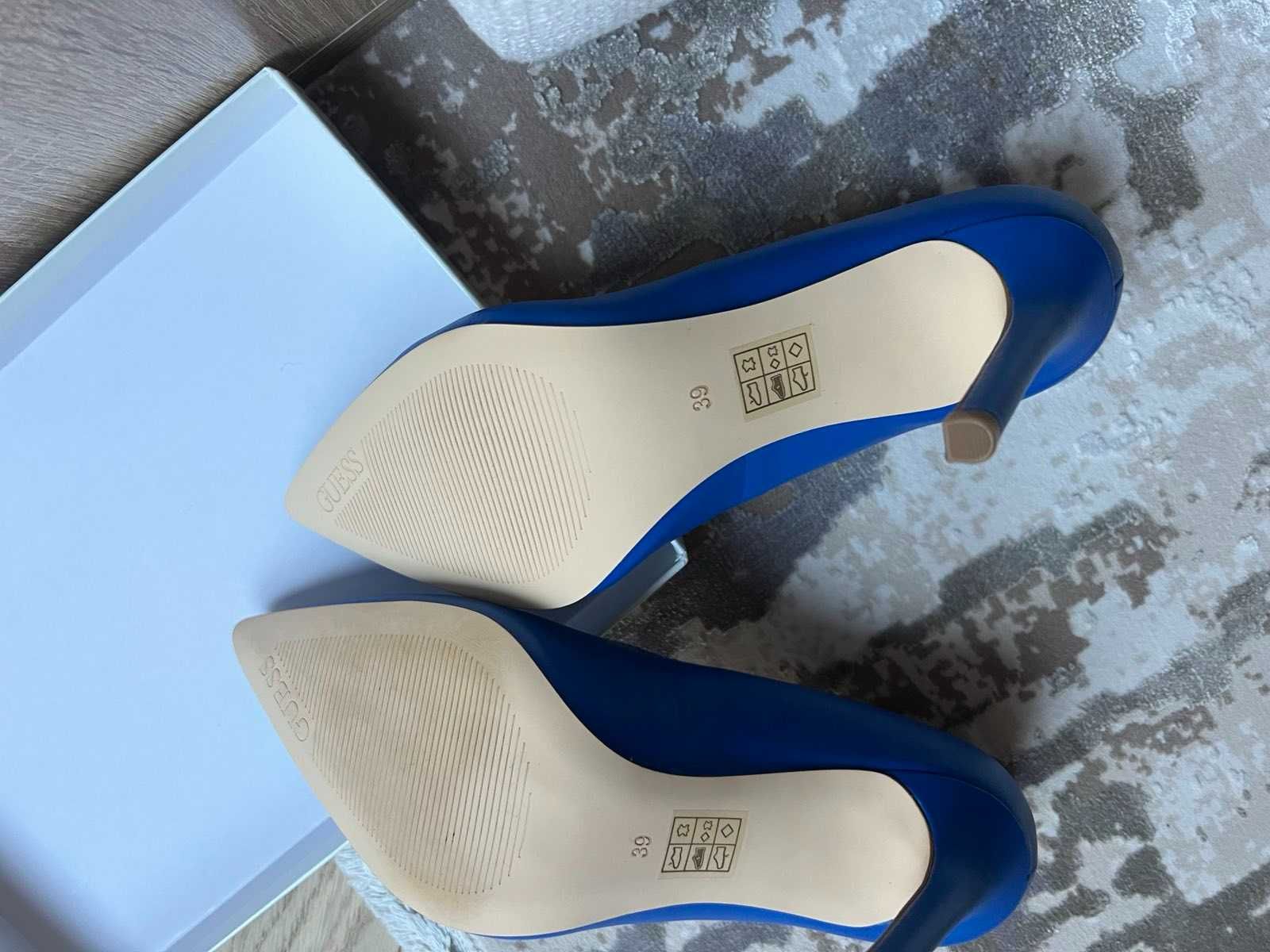 продава обувки Guess