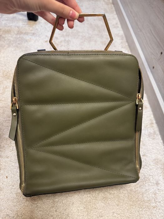 Женственная сумка-рюкзак в оливковом цвете