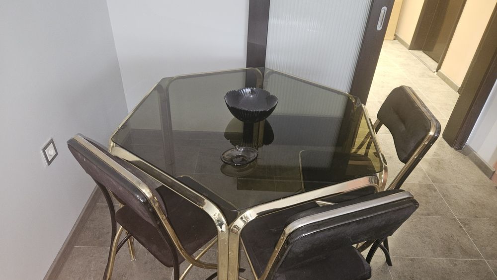 Продавам маса с 4 стола