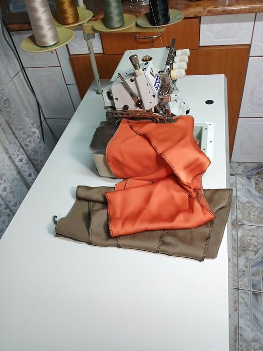 Masina de cusut cu 2 ace 4 fire overlock BROTHER 
Model EF4 -V41 
Masi