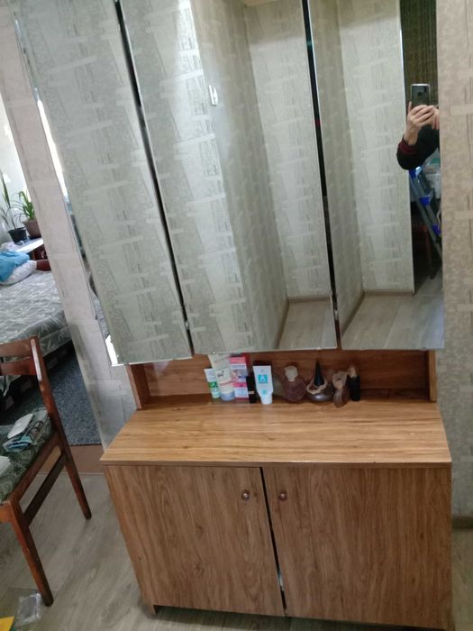 Продам трильж. Три зеркала: центральное и два боковых.