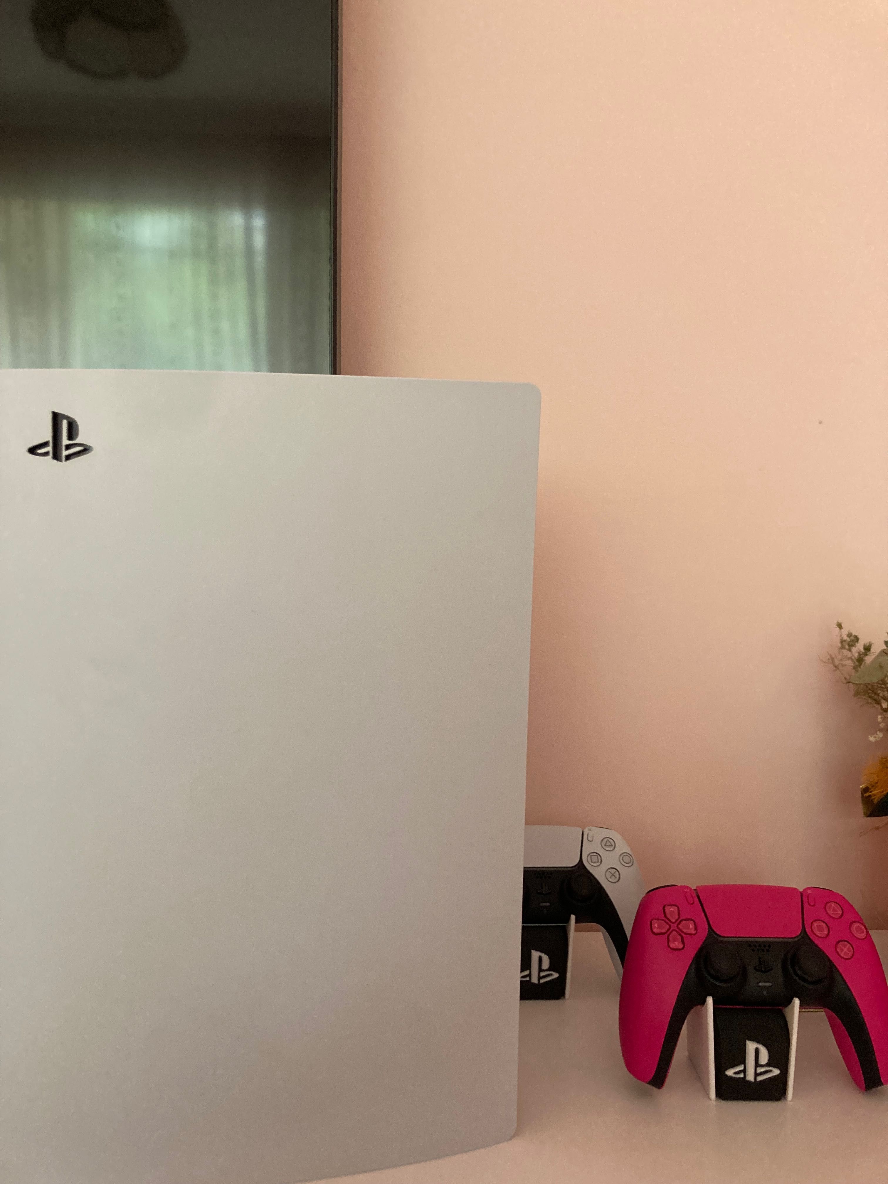 PlayStation 5 disk edition, гаранционен, с два джойстика и 6 игри