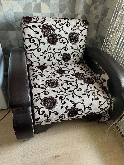 Продам 2 кресла ,раскладной в отличном состояние