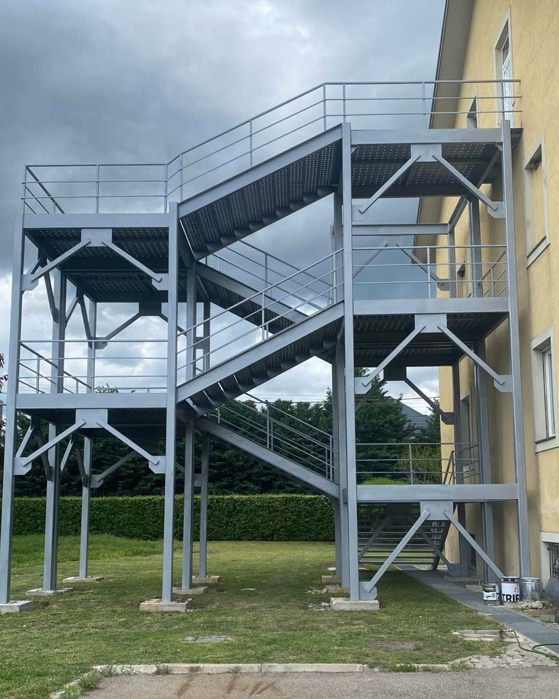 Executam scarii metal conform proiect IPE HEA Zincate
