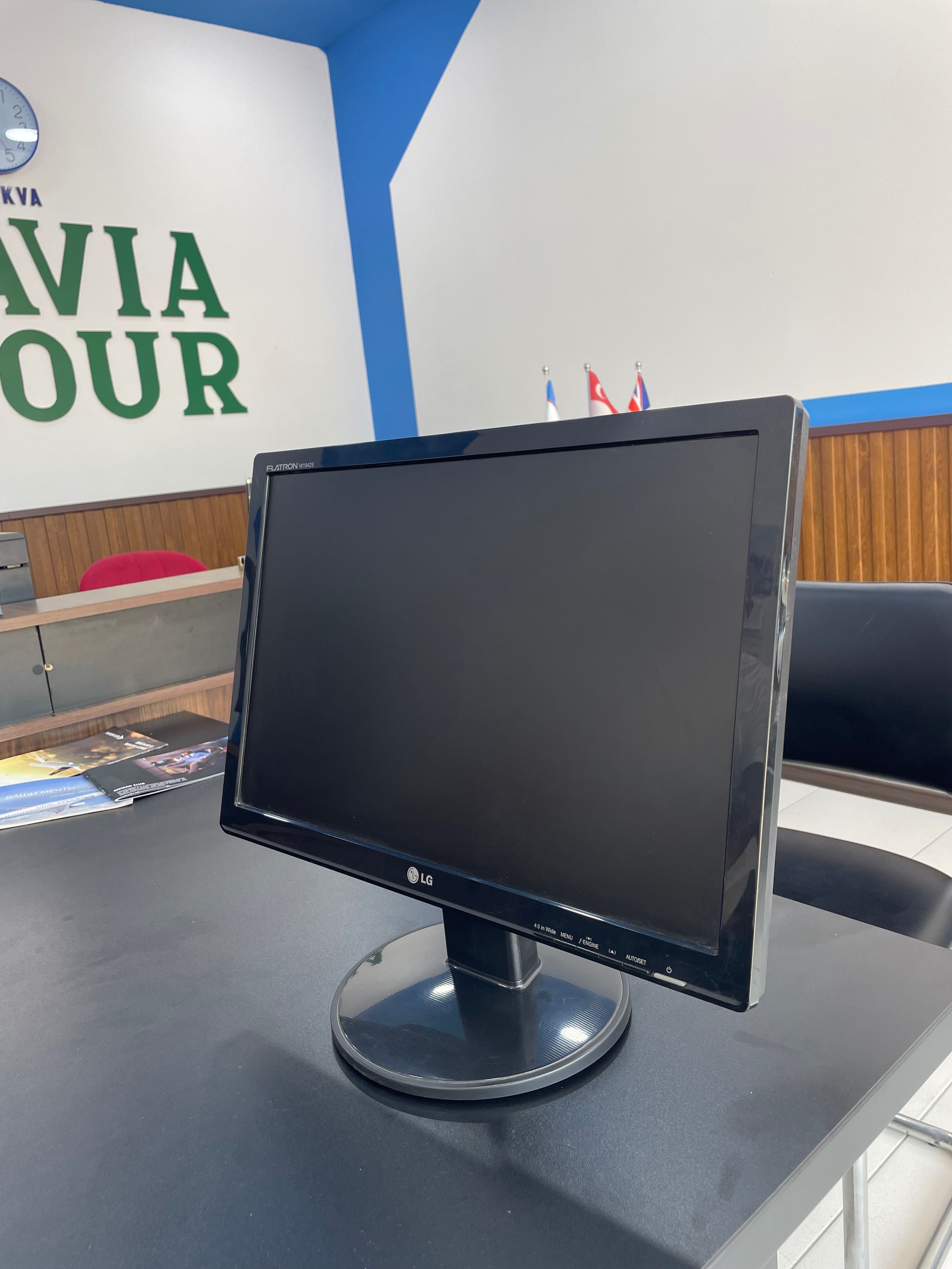 B/U monitor sotiladi 55 sm LG