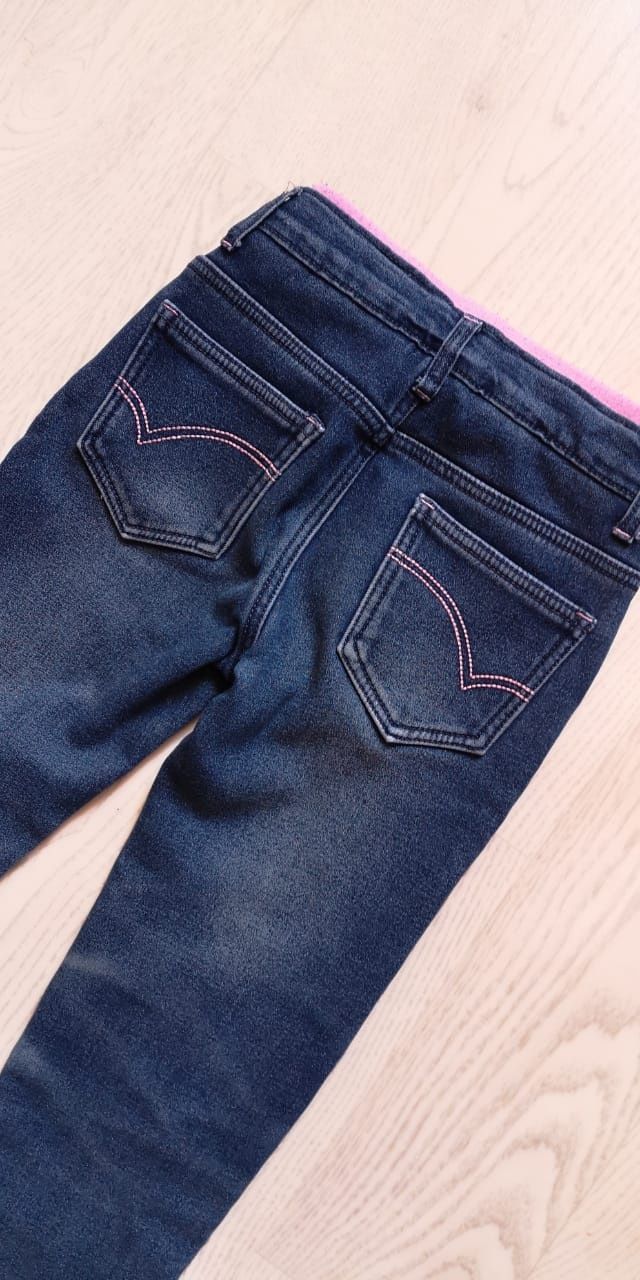 Продам джинсы для девочки утепленные.размер 122-128