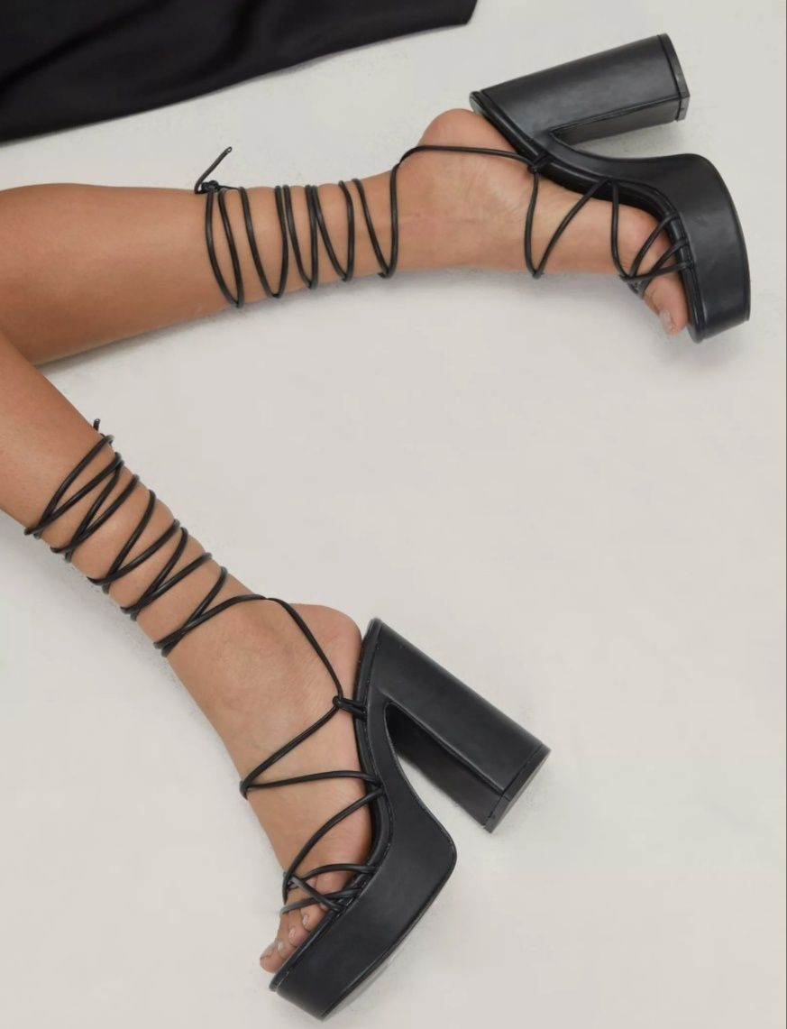 Сандали Nasty Gal с каишки в черно