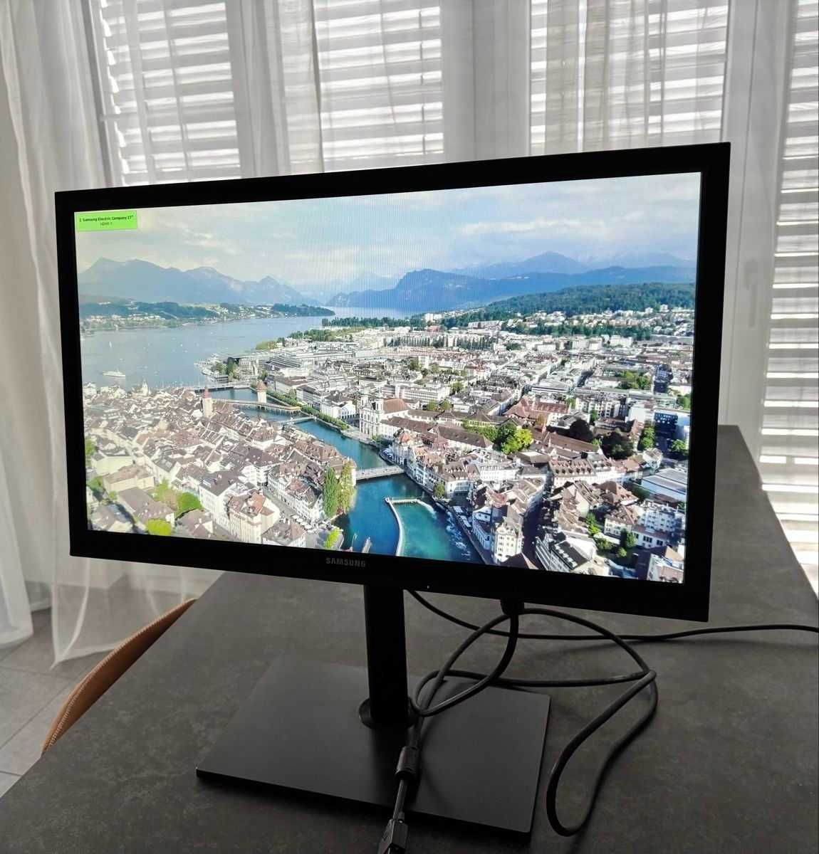 Монитор Samsung 27", с 90-градусово завъртане (Landscape->Portrait)