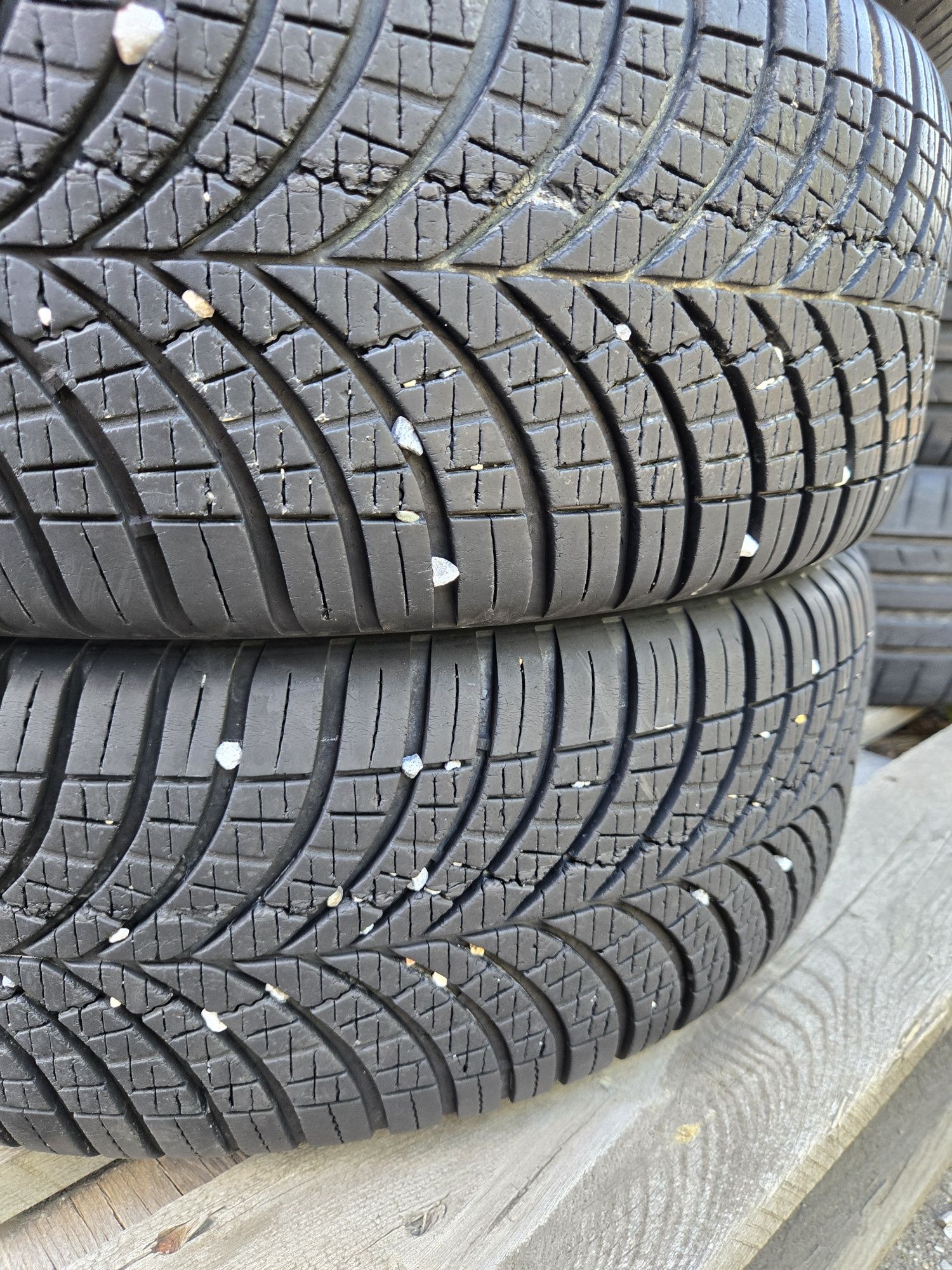 4бр. 215 65 16 Goodyear всесезонни.