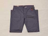 Продавам нов панталон Vans Authentic Chino Slim Pants, размер 34
