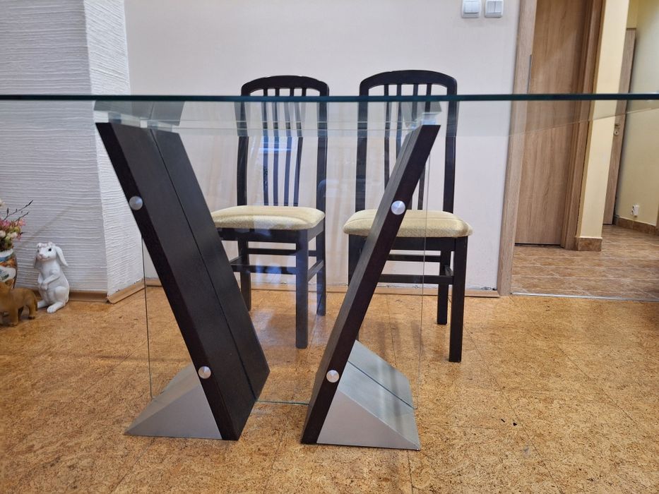 Стъклена маса за трапезария