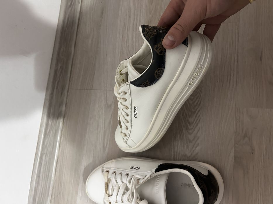 Vand adidasi GUESS