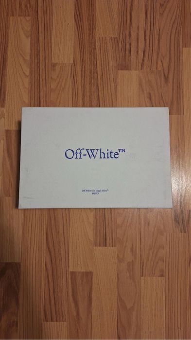 Off white cu eticheta